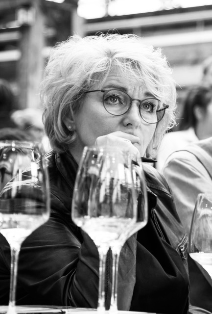 wein, weinsorte, rotwein, weißwein, roséwein, weingut, sommelier, sommellerie, weinprobe, weinverkostung, weinbewertung, weinwissen, weinbeschreibung, weincharakter, weinaromen, weinempfehlung, weinberatung, weintipp, weinpairing, foodpairing, weinbegleitung, wein und essen, wein zum fisch, wein zum steak, wein zu käse, wein zu pasta, wein zum dessert, weinmenü, fine dining, gastronomie, restaurantwein, haubenrestaurant, michelin, delice stuttgart, weinliste, weinkarte, weinauswahl, servicekultur, servicekunst, gastgeber, sommelierschule, sommelierschein, sommelierschulung, sensorik, weinsensorik, aromarad, geschmacksprofil, terroir, weinbau, weinrebe, rebsorte, weinberg, weinregion, herkunft, weinland, weinbaugebiet, deutschlandwein, italienwein, französischer wein, spanischer wein, österreichwein, schweizer wein, südafrika wein, kalifornien wein, napa valley, bordeaux, burgund, chianti, rioja, ribera del duero, moselwein, pfalzwein, rheingau, rheinhessen, frankenwein, badenwein, sachsenwein, saale-unstrut, elsasswein, piemontwein, barolo, barbaresco, brunello, amarone, valpolicella, prosecco, franciacorta, champagne, cremants, sekt, deutscher sekt, schaumwein, stillwein, natural wine, orange wine, biodynamischer wein, biowein, veganer wein, nachhaltiger wein, weinherstellung, kelterung, gärung, malolaktische gärung, ausbau, barrique, holzfass, edelstahltank, flaschenreife, dekantieren, karaffieren, weinservice, trinktemperatur, weinglas, zieher vision, zieher glass, burgunderglas, rieslingglas, universalglas, rotweinglas, weißweinglas, glasform, aromaentfaltung, glasempfehlung, weinlagerung, weinkeller, weinklimaschrank, weintemperierung, korken, schraubverschluss, naturkork, glasverschluss, korkfehler, oxidation, belüftung, sediment, depot, weinflecken, weinstein, weinfehler, schwefel, säure, restzucker, trocken, halbtrocken, feinherb, lieblich, süßwein, dessertwein, eiswein, beerenauslese, trockenbeerenauslese, spätlese, auslese, kabinett, pradikatswein, qualitätswein, tafelwein, landwein, weingesetz, appellation, docg, aoc, d.o., vdp, grosses gewächs, erste lage, weinbewertungssystem, parker punkte, falstaff punkte, vinum, wein plus, tasting note, verkostungsnotiz, farbe, bukett, duft, mundgefühl, struktur, körper, tannin, abgang, länge, komplexität, balance, mineralität, frucht, würze, florale noten, kräuter, vanille, toast, mokka, leder, erde, stein, graphite, salz, kalk, kirsche, pflaume, himbeere, brombeere, apfel, birne, zitrus, limette, grapefruit, ananas, mango, pfirsich, marille, honig, haselnuss, mandel, butter, karamell, rauch, pfeffer, balsamico, eukalyptus, menthol, kräuterwürze, kräuterduft, rosennote, veilchen, lavendel, wacholder, muskat, zimt, nelke, kumin, schokolade, kaffeebohne, toastbrot, hefe, brioche, kreide, mineralisch, floral, würzig, fruchtig, elegant, kräftig, rund, harmonisch, frisch, kühl, linear, lang, dicht, filigran, stoffig, samtig, cremig, lebendig, fein, komplex, tief, delikat, zart, salzig, kalkig, rauchig, reif, jugendlich, balanciert, animierend, expressiv, subtil, konzentriert, trinkreif, lagerfähig, jahrgang, jahrgangstiefe, jahrgangsvergleich, klimawandel, hitzejahrgang, weinqualität, erntezeitpunkt, handlese, selektion, weinlese, mostgewicht, oechsle, weinsäure, weinzucker, weinalkohol, alkoholgehalt, restzuckeranalyse, ph-wert, schwefelung, filtrierung, unfiltriert, weinbereitung, cuvée, reinsortig, assemblage, blend, fassprobe, bottling, degorgieren, dégorgement, dosage, brut, extra brut, sec, demi sec, doux, reserve, vintage, non vintage, jahrgangssekt, prestige cuvée, grand cru, premier cru, village, cru classé, estate, domaine, tenuta, bodega, château, weingutsführung, weinverkauf, weinhandlung, onlineweinhandel, weinshop, vinothek, weinmesse, weinevent, weinfestival, weingala, weinreise, weintourismus, tasting flight, masterclass, sommelierschule, weinakademie, weinseminar, sensoriktraining, degustation, blindverkostung, vergleichsprobe, horizontale verkostung, vertikale verkostung, weinbeschreibung schreiben, tasting note vorlage, aroma erkennen, wein bewerten, wein empfehlen, best wine germany, best sommeliers, deutscher sommelierverband, wset, court of master sommeliers, weinexperte, weinkritiker, weinjournalismus, weinblog, weinpodcast, weinmagazin, weinwissen online, gastrokultur, kulinarik, gourmet, fine dining szene, sterneküche, haubenküche, pairing idee, menübegleitung, amuse bouche, wein zum käse, wein zum dessert, aperitif, digestif, wein und sake, sakepairing, champagnerpairing, rosétrends, naturalwine trend, orange wine trend, zero dosage, low intervention, slow wine, nachhaltigkeit im weinbau, regenerative weinwirtschaft, biodynamik, demeter, ecovin, fair’n green, klimaneutraler wein, co2 bilanz wein, glas vs bag in box, wein innovation, alkoholfreier wein, entalkoholisierter wein, wein ohne alkohol, wein mit wenig alkohol, leichte weine, sommerwein, winterwein, festtagswein, weihnachtswein, osterwein, grillwein, terrassewein, picknickwein, aperitifwein, brunchwein, valentinstag wein, muttertag wein, geschenkwein, weingeschenk, firmengeschenk, personalisiertes etikett, flaschenetikett, etikettendesign, korkenzieher, sommeliermesser, dekantierkaraffe, weinausgießer, weinthermometer, flaschenverschluss, weinaccessoires, weinreinigung, glasreinigung, weinglaspolitur, weingläser kaufen, zieher gläser, zieher vision balance, zieher vision intense, zieher vision fresh, zieher vision straight, zieher vision graceful, zieher vision rich, zieher vision delicate, glastest, aromaentwicklung, gläservergleich, weinservice im restaurant, serviceprotokoll, mise en place wein, gastansprache, storytelling am tisch, weinphilosophie, emotion im service, gastzufriedenheit, feinsinn, wein und kultur, wein und kunst, wein und musik, wein und literatur, wein und reisen, weinregion italien, weinregion frankreich, weinregion deutschland, region stuttgart, wein aus württemberg, neckartal wein, remstal, heilbronner weinstraße, wein aus der pfalz, wein aus baden, wein aus franken, wein aus der mosel, rheingau riesling, pfälzer chardonnay, deutscher pinot noir, spätburgunder, grauburgunder, weissburgunder, silvaner, riesling, sauvignon blanc, muskateller, scheurebe, gewürztraminer, chardonnay, pinot blanc, pinot gris, pinot noir, nebbiolo, sangiovese, tempranillo, cabernet sauvignon, merlot, syrah, grenache, carignan, malbec, zinfandel, shiraz, touriga nacional, albariño, vermentino, verdejo, grüner veltliner, blaufränkisch, zweigelt, saint laurent, tannat, barbera, dolcetto, aglianico, nero d’avola, cortese, garganega, viognier, marsanne, roussanne, chenin blanc, rieslaner, muscadet, viura, clairette, semillon, weintrend, sommelierszene, weinkultur deutschland, europäische weinkultur, neue weinwelt, alte welt wein, moderne weininterpretation, weinphilosophie, serviceleidenschaft, gastgeberschaft, sinneswahrnehmung, geschmackstraining, feine aromatik, elegance im glas, balance im wein, weincharme, weinleidenschaft, genusskultur, lebensfreude, genussmoment, stilvoll trinken, wein erleben, wein entdecken, wein verstehen, wein teilen, wein genießen, wein erleben podcast, sommelier interview, evangelos pattas, delice restaurant, stuttgart fine dining, silvio nitzsche podcast, sommeliers erzählen, weinwissen teilen, deutsche sommellerie, weinleidenschaft deutschland, kultur des genusses, wein und leben, kunst des servierens, stille eleganz, wein als beziehung, genuss im glas, handwerk im service, achtsamkeit im wein, feine noten, große momente, leben mit wein, service und seele, wein als sprache, die kunst des pairings.