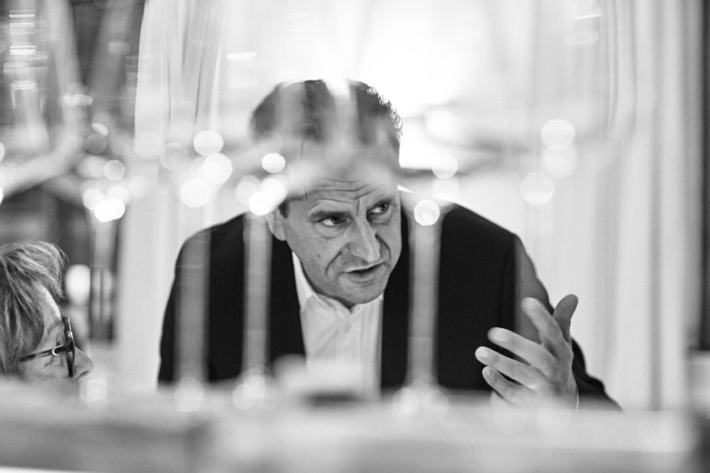 wein, weinsorte, rotwein, weißwein, roséwein, weingut, sommelier, sommellerie, weinprobe, weinverkostung, weinbewertung, weinwissen, weinbeschreibung, weincharakter, weinaromen, weinempfehlung, weinberatung, weintipp, weinpairing, foodpairing, weinbegleitung, wein und essen, wein zum fisch, wein zum steak, wein zu käse, wein zu pasta, wein zum dessert, weinmenü, fine dining, gastronomie, restaurantwein, haubenrestaurant, michelin, delice stuttgart, weinliste, weinkarte, weinauswahl, servicekultur, servicekunst, gastgeber, sommelierschule, sommelierschein, sommelierschulung, sensorik, weinsensorik, aromarad, geschmacksprofil, terroir, weinbau, weinrebe, rebsorte, weinberg, weinregion, herkunft, weinland, weinbaugebiet, deutschlandwein, italienwein, französischer wein, spanischer wein, österreichwein, schweizer wein, südafrika wein, kalifornien wein, napa valley, bordeaux, burgund, chianti, rioja, ribera del duero, moselwein, pfalzwein, rheingau, rheinhessen, frankenwein, badenwein, sachsenwein, saale-unstrut, elsasswein, piemontwein, barolo, barbaresco, brunello, amarone, valpolicella, prosecco, franciacorta, champagne, cremants, sekt, deutscher sekt, schaumwein, stillwein, natural wine, orange wine, biodynamischer wein, biowein, veganer wein, nachhaltiger wein, weinherstellung, kelterung, gärung, malolaktische gärung, ausbau, barrique, holzfass, edelstahltank, flaschenreife, dekantieren, karaffieren, weinservice, trinktemperatur, weinglas, zieher vision, zieher glass, burgunderglas, rieslingglas, universalglas, rotweinglas, weißweinglas, glasform, aromaentfaltung, glasempfehlung, weinlagerung, weinkeller, weinklimaschrank, weintemperierung, korken, schraubverschluss, naturkork, glasverschluss, korkfehler, oxidation, belüftung, sediment, depot, weinflecken, weinstein, weinfehler, schwefel, säure, restzucker, trocken, halbtrocken, feinherb, lieblich, süßwein, dessertwein, eiswein, beerenauslese, trockenbeerenauslese, spätlese, auslese, kabinett, pradikatswein, qualitätswein, tafelwein, landwein, weingesetz, appellation, docg, aoc, d.o., vdp, grosses gewächs, erste lage, weinbewertungssystem, parker punkte, falstaff punkte, vinum, wein plus, tasting note, verkostungsnotiz, farbe, bukett, duft, mundgefühl, struktur, körper, tannin, abgang, länge, komplexität, balance, mineralität, frucht, würze, florale noten, kräuter, vanille, toast, mokka, leder, erde, stein, graphite, salz, kalk, kirsche, pflaume, himbeere, brombeere, apfel, birne, zitrus, limette, grapefruit, ananas, mango, pfirsich, marille, honig, haselnuss, mandel, butter, karamell, rauch, pfeffer, balsamico, eukalyptus, menthol, kräuterwürze, kräuterduft, rosennote, veilchen, lavendel, wacholder, muskat, zimt, nelke, kumin, schokolade, kaffeebohne, toastbrot, hefe, brioche, kreide, mineralisch, floral, würzig, fruchtig, elegant, kräftig, rund, harmonisch, frisch, kühl, linear, lang, dicht, filigran, stoffig, samtig, cremig, lebendig, fein, komplex, tief, delikat, zart, salzig, kalkig, rauchig, reif, jugendlich, balanciert, animierend, expressiv, subtil, konzentriert, trinkreif, lagerfähig, jahrgang, jahrgangstiefe, jahrgangsvergleich, klimawandel, hitzejahrgang, weinqualität, erntezeitpunkt, handlese, selektion, weinlese, mostgewicht, oechsle, weinsäure, weinzucker, weinalkohol, alkoholgehalt, restzuckeranalyse, ph-wert, schwefelung, filtrierung, unfiltriert, weinbereitung, cuvée, reinsortig, assemblage, blend, fassprobe, bottling, degorgieren, dégorgement, dosage, brut, extra brut, sec, demi sec, doux, reserve, vintage, non vintage, jahrgangssekt, prestige cuvée, grand cru, premier cru, village, cru classé, estate, domaine, tenuta, bodega, château, weingutsführung, weinverkauf, weinhandlung, onlineweinhandel, weinshop, vinothek, weinmesse, weinevent, weinfestival, weingala, weinreise, weintourismus, tasting flight, masterclass, sommelierschule, weinakademie, weinseminar, sensoriktraining, degustation, blindverkostung, vergleichsprobe, horizontale verkostung, vertikale verkostung, weinbeschreibung schreiben, tasting note vorlage, aroma erkennen, wein bewerten, wein empfehlen, best wine germany, best sommeliers, deutscher sommelierverband, wset, court of master sommeliers, weinexperte, weinkritiker, weinjournalismus, weinblog, weinpodcast, weinmagazin, weinwissen online, gastrokultur, kulinarik, gourmet, fine dining szene, sterneküche, haubenküche, pairing idee, menübegleitung, amuse bouche, wein zum käse, wein zum dessert, aperitif, digestif, wein und sake, sakepairing, champagnerpairing, rosétrends, naturalwine trend, orange wine trend, zero dosage, low intervention, slow wine, nachhaltigkeit im weinbau, regenerative weinwirtschaft, biodynamik, demeter, ecovin, fair’n green, klimaneutraler wein, co2 bilanz wein, glas vs bag in box, wein innovation, alkoholfreier wein, entalkoholisierter wein, wein ohne alkohol, wein mit wenig alkohol, leichte weine, sommerwein, winterwein, festtagswein, weihnachtswein, osterwein, grillwein, terrassewein, picknickwein, aperitifwein, brunchwein, valentinstag wein, muttertag wein, geschenkwein, weingeschenk, firmengeschenk, personalisiertes etikett, flaschenetikett, etikettendesign, korkenzieher, sommeliermesser, dekantierkaraffe, weinausgießer, weinthermometer, flaschenverschluss, weinaccessoires, weinreinigung, glasreinigung, weinglaspolitur, weingläser kaufen, zieher gläser, zieher vision balance, zieher vision intense, zieher vision fresh, zieher vision straight, zieher vision graceful, zieher vision rich, zieher vision delicate, glastest, aromaentwicklung, gläservergleich, weinservice im restaurant, serviceprotokoll, mise en place wein, gastansprache, storytelling am tisch, weinphilosophie, emotion im service, gastzufriedenheit, feinsinn, wein und kultur, wein und kunst, wein und musik, wein und literatur, wein und reisen, weinregion italien, weinregion frankreich, weinregion deutschland, region stuttgart, wein aus württemberg, neckartal wein, remstal, heilbronner weinstraße, wein aus der pfalz, wein aus baden, wein aus franken, wein aus der mosel, rheingau riesling, pfälzer chardonnay, deutscher pinot noir, spätburgunder, grauburgunder, weissburgunder, silvaner, riesling, sauvignon blanc, muskateller, scheurebe, gewürztraminer, chardonnay, pinot blanc, pinot gris, pinot noir, nebbiolo, sangiovese, tempranillo, cabernet sauvignon, merlot, syrah, grenache, carignan, malbec, zinfandel, shiraz, touriga nacional, albariño, vermentino, verdejo, grüner veltliner, blaufränkisch, zweigelt, saint laurent, tannat, barbera, dolcetto, aglianico, nero d’avola, cortese, garganega, viognier, marsanne, roussanne, chenin blanc, rieslaner, muscadet, viura, clairette, semillon, weintrend, sommelierszene, weinkultur deutschland, europäische weinkultur, neue weinwelt, alte welt wein, moderne weininterpretation, weinphilosophie, serviceleidenschaft, gastgeberschaft, sinneswahrnehmung, geschmackstraining, feine aromatik, elegance im glas, balance im wein, weincharme, weinleidenschaft, genusskultur, lebensfreude, genussmoment, stilvoll trinken, wein erleben, wein entdecken, wein verstehen, wein teilen, wein genießen, wein erleben podcast, sommelier interview, evangelos pattas, delice restaurant, stuttgart fine dining, silvio nitzsche podcast, sommeliers erzählen, weinwissen teilen, deutsche sommellerie, weinleidenschaft deutschland, kultur des genusses, wein und leben, kunst des servierens, stille eleganz, wein als beziehung, genuss im glas, handwerk im service, achtsamkeit im wein, feine noten, große momente, leben mit wein, service und seele, wein als sprache, die kunst des pairings.