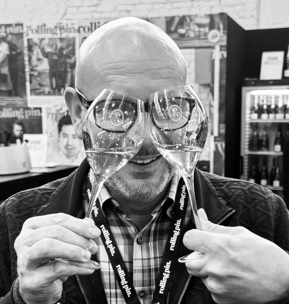 Spätburgunder, Deutscher Spätburgunder, Großer Spätburgunder, Beste Spätburgunder, Spätburgunder Deutschland, Spätburgunder Verkostung, Spätburgunder Tasting, Spätburgunder Podcast, Spätburgunder Masterclass, Spätburgunder Sommelier, Rotwein, Deutscher Rotwein, Premium Rotwein, Spitzenrotwein, Burgunder, Pinot, Pinot Noir, Blauburgunder, Burgunderstil, Burgunderliebhaber, Wein, Weinwissen, Weinpodcast, Weinverkostung, Weinseminar, Weinakademie, Weinschule, Weinberatung, Sommelier, Sommeliers, Weinkritiker, Weinexperte, Weinbewertung, Blindprobe, Blindverkostung, Masterclass, Foodpairing, Food Pairing, Fine Dining, Michelin, Sterneküche, Gourmet, Genuss, Weingenuss, Weinliebhaber, Weinkultur, Terroir, Herkunft, Lage, Große Lage, VDP, Großes Gewächs, GG, Einzellage, Kalk, Muschelkalk, Löss, Lösslehm, Lehm, Ton, Granit, Schiefer, Basalt, Vulkanboden, Buntsandstein, Keuper, Gneis, Quarzit, Bodenprofil, Mineralität, Mineralisch, Eleganz, Finesse, Balance, Präzision, Struktur, Textur, Tiefgang, Spannung, Komplexität, Länge, Nachhall, Persistenz, Harmonie, Saftigkeit, Lebendigkeit, Authentizität, Charakter, Typizität, Jahrgang, Flaschenreife, Reifepotenzial, Lagerfähigkeit, Dekantieren, Karaffieren, Belüften, Burgunderglas, Weinglas, Sensorik, Bouquet, Aroma, Duft, Nase, Gaumen, Mundgefühl, Finale, Abgang, Kirsche, Sauerkirsche, Amarena, Himbeere, Erdbeere, Johannisbeere, Preiselbeere, Cranberry, Granatapfel, Veilchen, Rose, Kirschblüte, Unterholz, Waldboden, Trüffel, Pilze, Moos, Rauch, Speck, Graphit, Feuerstein, Kakao, Schokolade, Nelke, Zimt, Piment, Sandelholz, Zedernholz, Barrique, Holzfass, Tonneau, Stückfass, Ganztraube, Ganztraubenvergärung, Maische, Maischestandzeit, Spontangärung, Reinzuchthefe, Feinhefe, Hefe, Bâtonnage, Malolaktik, biologischer Säureabbau, Handlese, Selektion, Ertragsreduzierung, Laubarbeit, Weinberg, Rebstock, Alte Reben, Rebalter, Klon, Selection Massale, Nachhaltigkeit, Biowein, Biodynamie, Demeter, Naturwein, Winzer, Weingut, Kellermeister, Weinmacher, Weinphilosophie, Weinreise, Weintourismus, Weinregion, Ahr, Baden, Kaiserstuhl,