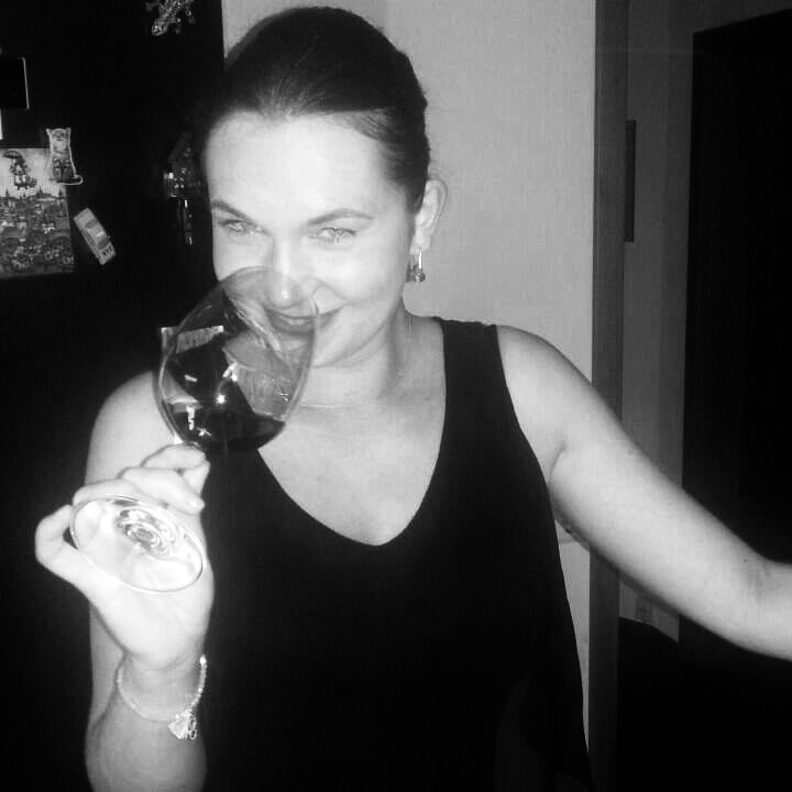 wein, weinsorte, rotwein, weißwein, roséwein, weingut, sommelier, sommellerie, weinprobe, weinverkostung, weinbewertung, weinwissen, weinbeschreibung, weincharakter, weinaromen, weinempfehlung, weinberatung, weintipp, weinpairing, foodpairing, weinbegleitung, wein und essen, wein zum fisch, wein zum steak, wein zu käse, wein zu pasta, wein zum dessert, weinmenü, fine dining, gastronomie, restaurantwein, haubenrestaurant, michelin, delice stuttgart, weinliste, weinkarte, weinauswahl, servicekultur, servicekunst, gastgeber, sommelierschule, sommelierschein, sommelierschulung, sensorik, weinsensorik, aromarad, geschmacksprofil, terroir, weinbau, weinrebe, rebsorte, weinberg, weinregion, herkunft, weinland, weinbaugebiet, deutschlandwein, italienwein, französischer wein, spanischer wein, österreichwein, schweizer wein, südafrika wein, kalifornien wein, napa valley, bordeaux, burgund, chianti, rioja, ribera del duero, moselwein, pfalzwein, rheingau, rheinhessen, frankenwein, badenwein, sachsenwein, saale-unstrut, elsasswein, piemontwein, barolo, barbaresco, brunello, amarone, valpolicella, prosecco, franciacorta, champagne, cremants, sekt, deutscher sekt, schaumwein, stillwein, natural wine, orange wine, biodynamischer wein, biowein, veganer wein, nachhaltiger wein, weinherstellung, kelterung, gärung, malolaktische gärung, ausbau, barrique, holzfass, edelstahltank, flaschenreife, dekantieren, karaffieren, weinservice, trinktemperatur, weinglas, zieher vision, zieher glass, burgunderglas, rieslingglas, universalglas, rotweinglas, weißweinglas, glasform, aromaentfaltung, glasempfehlung, weinlagerung, weinkeller, weinklimaschrank, weintemperierung, korken, schraubverschluss, naturkork, glasverschluss, korkfehler, oxidation, belüftung, sediment, depot, weinflecken, weinstein, weinfehler, schwefel, säure, restzucker, trocken, halbtrocken, feinherb, lieblich, süßwein, dessertwein, eiswein, beerenauslese, trockenbeerenauslese, spätlese, auslese, kabinett, pradikatswein, qualitätswein, tafelwein, landwein, weingesetz, appellation, docg, aoc, d.o., vdp, grosses gewächs, erste lage, weinbewertungssystem, parker punkte, falstaff punkte, vinum, wein plus, tasting note, verkostungsnotiz, farbe, bukett, duft, mundgefühl, struktur, körper, tannin, abgang, länge, komplexität, balance, mineralität, frucht, würze, florale noten, kräuter, vanille, toast, mokka, leder, erde, stein, graphite, salz, kalk, kirsche, pflaume, himbeere, brombeere, apfel, birne, zitrus, limette, grapefruit, ananas, mango, pfirsich, marille, honig, haselnuss, mandel, butter, karamell, rauch, pfeffer, balsamico, eukalyptus, menthol, kräuterwürze, kräuterduft, rosennote, veilchen, lavendel, wacholder, muskat, zimt, nelke, kumin, schokolade, kaffeebohne, toastbrot, hefe, brioche, kreide, mineralisch, floral, würzig, fruchtig, elegant, kräftig, rund, harmonisch, frisch, kühl, linear, lang, dicht, filigran, stoffig, samtig, cremig, lebendig, fein, komplex, tief, delikat, zart, salzig, kalkig, rauchig, reif, jugendlich, balanciert, animierend, expressiv, subtil, konzentriert, trinkreif, lagerfähig, jahrgang, jahrgangstiefe, jahrgangsvergleich, klimawandel, hitzejahrgang, weinqualität, erntezeitpunkt, handlese, selektion, weinlese, mostgewicht, oechsle, weinsäure, weinzucker, weinalkohol, alkoholgehalt, restzuckeranalyse, ph-wert, schwefelung, filtrierung, unfiltriert, weinbereitung, cuvée, reinsortig, assemblage, blend, fassprobe, bottling, degorgieren, dégorgement, dosage, brut, extra brut, sec, demi sec, doux, reserve, vintage, non vintage, jahrgangssekt, prestige cuvée, grand cru, premier cru, village, cru classé, estate, domaine, tenuta, bodega, château, weingutsführung, weinverkauf, weinhandlung, onlineweinhandel, weinshop, vinothek, weinmesse, weinevent, weinfestival, weingala, weinreise, weintourismus, tasting flight, masterclass, sommelierschule, weinakademie, weinseminar, sensoriktraining, degustation, blindverkostung, vergleichsprobe, horizontale verkostung, vertikale verkostung, weinbeschreibung schreiben, tasting note vorlage, aroma erkennen, wein bewerten, wein empfehlen, best wine germany, best sommeliers, deutscher sommelierverband, wset, court of master sommeliers, weinexperte, weinkritiker, weinjournalismus, weinblog, weinpodcast, weinmagazin, weinwissen online, gastrokultur, kulinarik, gourmet, fine dining szene, sterneküche, haubenküche, pairing idee, menübegleitung, amuse bouche, wein zum käse, wein zum dessert, aperitif, digestif, wein und sake, sakepairing, champagnerpairing, rosétrends, naturalwine trend, orange wine trend, zero dosage, low intervention, slow wine, nachhaltigkeit im weinbau, regenerative weinwirtschaft, biodynamik, demeter, ecovin, fair’n green, klimaneutraler wein, co2 bilanz wein, glas vs bag in box, wein innovation, alkoholfreier wein, entalkoholisierter wein, wein ohne alkohol, wein mit wenig alkohol, leichte weine, sommerwein, winterwein, festtagswein, weihnachtswein, osterwein, grillwein, terrassewein, picknickwein, aperitifwein, brunchwein, valentinstag wein, muttertag wein, geschenkwein, weingeschenk, firmengeschenk, personalisiertes etikett, flaschenetikett, etikettendesign, korkenzieher, sommeliermesser, dekantierkaraffe, weinausgießer, weinthermometer, flaschenverschluss, weinaccessoires, weinreinigung, glasreinigung, weinglaspolitur, weingläser kaufen, zieher gläser, zieher vision balance, zieher vision intense, zieher vision fresh, zieher vision straight, zieher vision graceful, zieher vision rich, zieher vision delicate, glastest, aromaentwicklung, gläservergleich, weinservice im restaurant, serviceprotokoll, mise en place wein, gastansprache, storytelling am tisch, weinphilosophie, emotion im service, gastzufriedenheit, feinsinn, wein und kultur, wein und kunst, wein und musik, wein und literatur, wein und reisen, weinregion italien, weinregion frankreich, weinregion deutschland, region stuttgart, wein aus württemberg, neckartal wein, remstal, heilbronner weinstraße, wein aus der pfalz, wein aus baden, wein aus franken, wein aus der mosel, rheingau riesling, pfälzer chardonnay, deutscher pinot noir, spätburgunder, grauburgunder, weissburgunder, silvaner, riesling, sauvignon blanc, muskateller, scheurebe, gewürztraminer, chardonnay, pinot blanc, pinot gris, pinot noir, nebbiolo, sangiovese, tempranillo, cabernet sauvignon, merlot, syrah, grenache, carignan, malbec, zinfandel, shiraz, touriga nacional, albariño, vermentino, verdejo, grüner veltliner, blaufränkisch, zweigelt, saint laurent, tannat, barbera, dolcetto, aglianico, nero d’avola, cortese, garganega, viognier, marsanne, roussanne, chenin blanc, rieslaner, muscadet, viura, clairette, semillon, weintrend, sommelierszene, weinkultur deutschland, europäische weinkultur, neue weinwelt, alte welt wein, moderne weininterpretation, weinphilosophie, serviceleidenschaft, gastgeberschaft, sinneswahrnehmung, geschmackstraining, feine aromatik, elegance im glas, balance im wein, weincharme, weinleidenschaft, genusskultur, lebensfreude, genussmoment, stilvoll trinken, wein erleben, wein entdecken, wein verstehen, wein teilen, wein genießen, wein erleben podcast, sommelier interview, evangelos pattas, delice restaurant, stuttgart fine dining, silvio nitzsche podcast, sommeliers erzählen, weinwissen teilen, deutsche sommellerie, weinleidenschaft deutschland, kultur des genusses, wein und leben, kunst des servierens, stille eleganz, wein als beziehung, genuss im glas, handwerk im service, achtsamkeit im wein, feine noten, große momente, leben mit wein, service und seele, wein als sprache, die kunst des pairings.