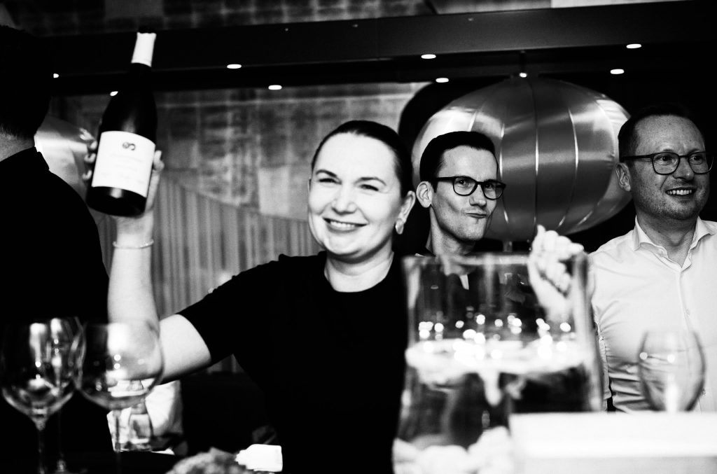 wein, weinsorte, rotwein, weißwein, roséwein, weingut, sommelier, sommellerie, weinprobe, weinverkostung, weinbewertung, weinwissen, weinbeschreibung, weincharakter, weinaromen, weinempfehlung, weinberatung, weintipp, weinpairing, foodpairing, weinbegleitung, wein und essen, wein zum fisch, wein zum steak, wein zu käse, wein zu pasta, wein zum dessert, weinmenü, fine dining, gastronomie, restaurantwein, haubenrestaurant, michelin, delice stuttgart, weinliste, weinkarte, weinauswahl, servicekultur, servicekunst, gastgeber, sommelierschule, sommelierschein, sommelierschulung, sensorik, weinsensorik, aromarad, geschmacksprofil, terroir, weinbau, weinrebe, rebsorte, weinberg, weinregion, herkunft, weinland, weinbaugebiet, deutschlandwein, italienwein, französischer wein, spanischer wein, österreichwein, schweizer wein, südafrika wein, kalifornien wein, napa valley, bordeaux, burgund, chianti, rioja, ribera del duero, moselwein, pfalzwein, rheingau, rheinhessen, frankenwein, badenwein, sachsenwein, saale-unstrut, elsasswein, piemontwein, barolo, barbaresco, brunello, amarone, valpolicella, prosecco, franciacorta, champagne, cremants, sekt, deutscher sekt, schaumwein, stillwein, natural wine, orange wine, biodynamischer wein, biowein, veganer wein, nachhaltiger wein, weinherstellung, kelterung, gärung, malolaktische gärung, ausbau, barrique, holzfass, edelstahltank, flaschenreife, dekantieren, karaffieren, weinservice, trinktemperatur, weinglas, zieher vision, zieher glass, burgunderglas, rieslingglas, universalglas, rotweinglas, weißweinglas, glasform, aromaentfaltung, glasempfehlung, weinlagerung, weinkeller, weinklimaschrank, weintemperierung, korken, schraubverschluss, naturkork, glasverschluss, korkfehler, oxidation, belüftung, sediment, depot, weinflecken, weinstein, weinfehler, schwefel, säure, restzucker, trocken, halbtrocken, feinherb, lieblich, süßwein, dessertwein, eiswein, beerenauslese, trockenbeerenauslese, spätlese, auslese, kabinett, pradikatswein, qualitätswein, tafelwein, landwein, weingesetz, appellation, docg, aoc, d.o., vdp, grosses gewächs, erste lage, weinbewertungssystem, parker punkte, falstaff punkte, vinum, wein plus, tasting note, verkostungsnotiz, farbe, bukett, duft, mundgefühl, struktur, körper, tannin, abgang, länge, komplexität, balance, mineralität, frucht, würze, florale noten, kräuter, vanille, toast, mokka, leder, erde, stein, graphite, salz, kalk, kirsche, pflaume, himbeere, brombeere, apfel, birne, zitrus, limette, grapefruit, ananas, mango, pfirsich, marille, honig, haselnuss, mandel, butter, karamell, rauch, pfeffer, balsamico, eukalyptus, menthol, kräuterwürze, kräuterduft, rosennote, veilchen, lavendel, wacholder, muskat, zimt, nelke, kumin, schokolade, kaffeebohne, toastbrot, hefe, brioche, kreide, mineralisch, floral, würzig, fruchtig, elegant, kräftig, rund, harmonisch, frisch, kühl, linear, lang, dicht, filigran, stoffig, samtig, cremig, lebendig, fein, komplex, tief, delikat, zart, salzig, kalkig, rauchig, reif, jugendlich, balanciert, animierend, expressiv, subtil, konzentriert, trinkreif, lagerfähig, jahrgang, jahrgangstiefe, jahrgangsvergleich, klimawandel, hitzejahrgang, weinqualität, erntezeitpunkt, handlese, selektion, weinlese, mostgewicht, oechsle, weinsäure, weinzucker, weinalkohol, alkoholgehalt, restzuckeranalyse, ph-wert, schwefelung, filtrierung, unfiltriert, weinbereitung, cuvée, reinsortig, assemblage, blend, fassprobe, bottling, degorgieren, dégorgement, dosage, brut, extra brut, sec, demi sec, doux, reserve, vintage, non vintage, jahrgangssekt, prestige cuvée, grand cru, premier cru, village, cru classé, estate, domaine, tenuta, bodega, château, weingutsführung, weinverkauf, weinhandlung, onlineweinhandel, weinshop, vinothek, weinmesse, weinevent, weinfestival, weingala, weinreise, weintourismus, tasting flight, masterclass, sommelierschule, weinakademie, weinseminar, sensoriktraining, degustation, blindverkostung, vergleichsprobe, horizontale verkostung, vertikale verkostung, weinbeschreibung schreiben, tasting note vorlage, aroma erkennen, wein bewerten, wein empfehlen, best wine germany, best sommeliers, deutscher sommelierverband, wset, court of master sommeliers, weinexperte, weinkritiker, weinjournalismus, weinblog, weinpodcast, weinmagazin, weinwissen online, gastrokultur, kulinarik, gourmet, fine dining szene, sterneküche, haubenküche, pairing idee, menübegleitung, amuse bouche, wein zum käse, wein zum dessert, aperitif, digestif, wein und sake, sakepairing, champagnerpairing, rosétrends, naturalwine trend, orange wine trend, zero dosage, low intervention, slow wine, nachhaltigkeit im weinbau, regenerative weinwirtschaft, biodynamik, demeter, ecovin, fair’n green, klimaneutraler wein, co2 bilanz wein, glas vs bag in box, wein innovation, alkoholfreier wein, entalkoholisierter wein, wein ohne alkohol, wein mit wenig alkohol, leichte weine, sommerwein, winterwein, festtagswein, weihnachtswein, osterwein, grillwein, terrassewein, picknickwein, aperitifwein, brunchwein, valentinstag wein, muttertag wein, geschenkwein, weingeschenk, firmengeschenk, personalisiertes etikett, flaschenetikett, etikettendesign, korkenzieher, sommeliermesser, dekantierkaraffe, weinausgießer, weinthermometer, flaschenverschluss, weinaccessoires, weinreinigung, glasreinigung, weinglaspolitur, weingläser kaufen, zieher gläser, zieher vision balance, zieher vision intense, zieher vision fresh, zieher vision straight, zieher vision graceful, zieher vision rich, zieher vision delicate, glastest, aromaentwicklung, gläservergleich, weinservice im restaurant, serviceprotokoll, mise en place wein, gastansprache, storytelling am tisch, weinphilosophie, emotion im service, gastzufriedenheit, feinsinn, wein und kultur, wein und kunst, wein und musik, wein und literatur, wein und reisen, weinregion italien, weinregion frankreich, weinregion deutschland, region stuttgart, wein aus württemberg, neckartal wein, remstal, heilbronner weinstraße, wein aus der pfalz, wein aus baden, wein aus franken, wein aus der mosel, rheingau riesling, pfälzer chardonnay, deutscher pinot noir, spätburgunder, grauburgunder, weissburgunder, silvaner, riesling, sauvignon blanc, muskateller, scheurebe, gewürztraminer, chardonnay, pinot blanc, pinot gris, pinot noir, nebbiolo, sangiovese, tempranillo, cabernet sauvignon, merlot, syrah, grenache, carignan, malbec, zinfandel, shiraz, touriga nacional, albariño, vermentino, verdejo, grüner veltliner, blaufränkisch, zweigelt, saint laurent, tannat, barbera, dolcetto, aglianico, nero d’avola, cortese, garganega, viognier, marsanne, roussanne, chenin blanc, rieslaner, muscadet, viura, clairette, semillon, weintrend, sommelierszene, weinkultur deutschland, europäische weinkultur, neue weinwelt, alte welt wein, moderne weininterpretation, weinphilosophie, serviceleidenschaft, gastgeberschaft, sinneswahrnehmung, geschmackstraining, feine aromatik, elegance im glas, balance im wein, weincharme, weinleidenschaft, genusskultur, lebensfreude, genussmoment, stilvoll trinken, wein erleben, wein entdecken, wein verstehen, wein teilen, wein genießen, wein erleben podcast, sommelier interview, evangelos pattas, delice restaurant, stuttgart fine dining, silvio nitzsche podcast, sommeliers erzählen, weinwissen teilen, deutsche sommellerie, weinleidenschaft deutschland, kultur des genusses, wein und leben, kunst des servierens, stille eleganz, wein als beziehung, genuss im glas, handwerk im service, achtsamkeit im wein, feine noten, große momente, leben mit wein, service und seele, wein als sprache, die kunst des pairings.